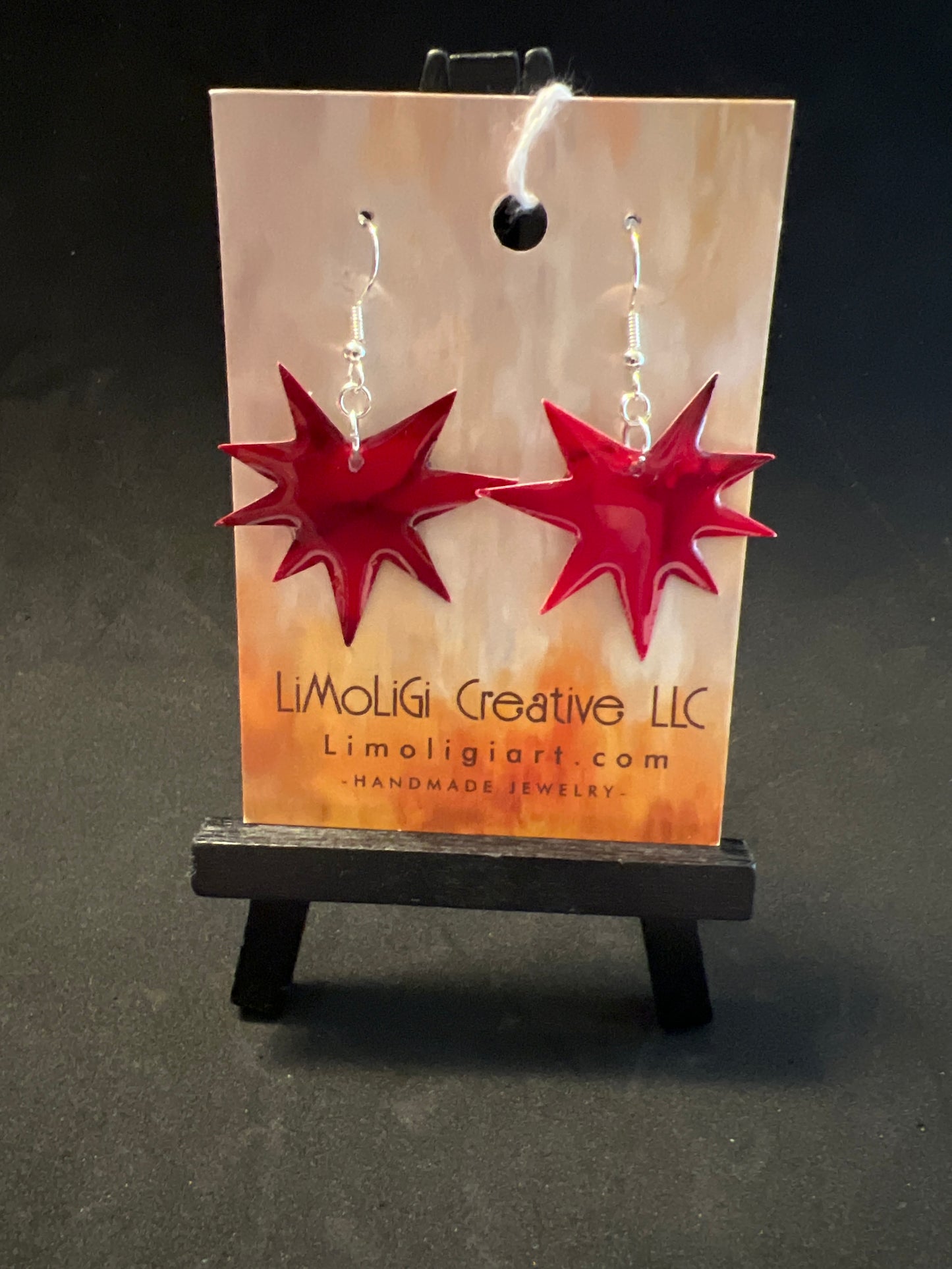 E24-207 Spiky Red Stars