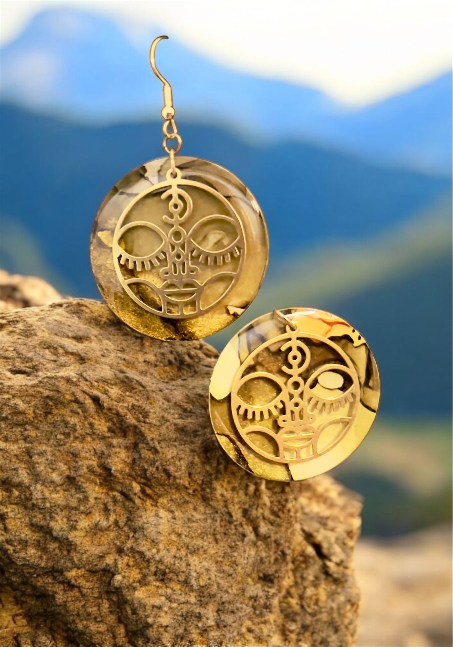 E25-006 One Eye Open Circles in Green and Gold