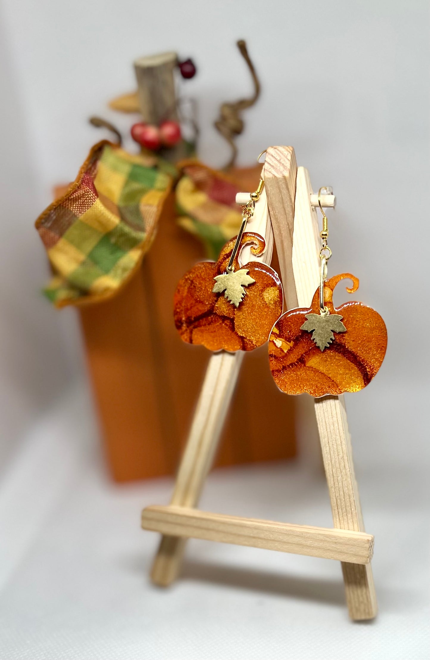 E063-Pumpkin with leaf w/ Rectangle Jump ring (dark lines)