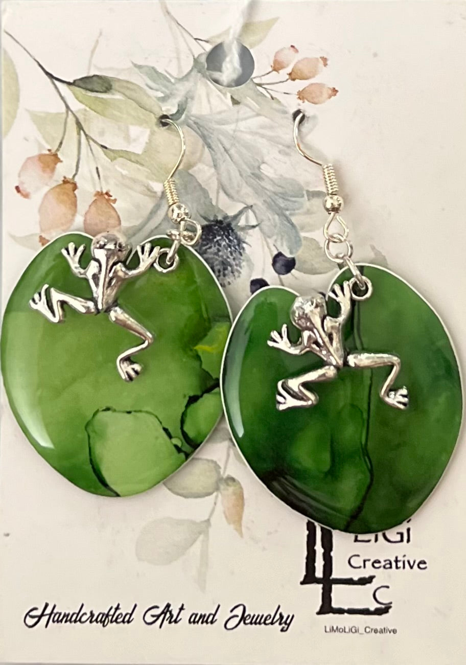 E24-208 Silver frogs on lily pad