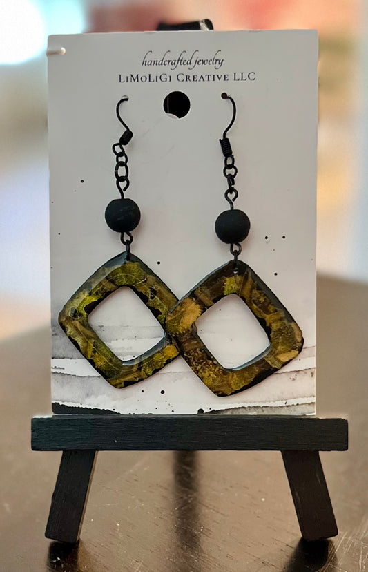 E26-019 Irregular Square with Black bead