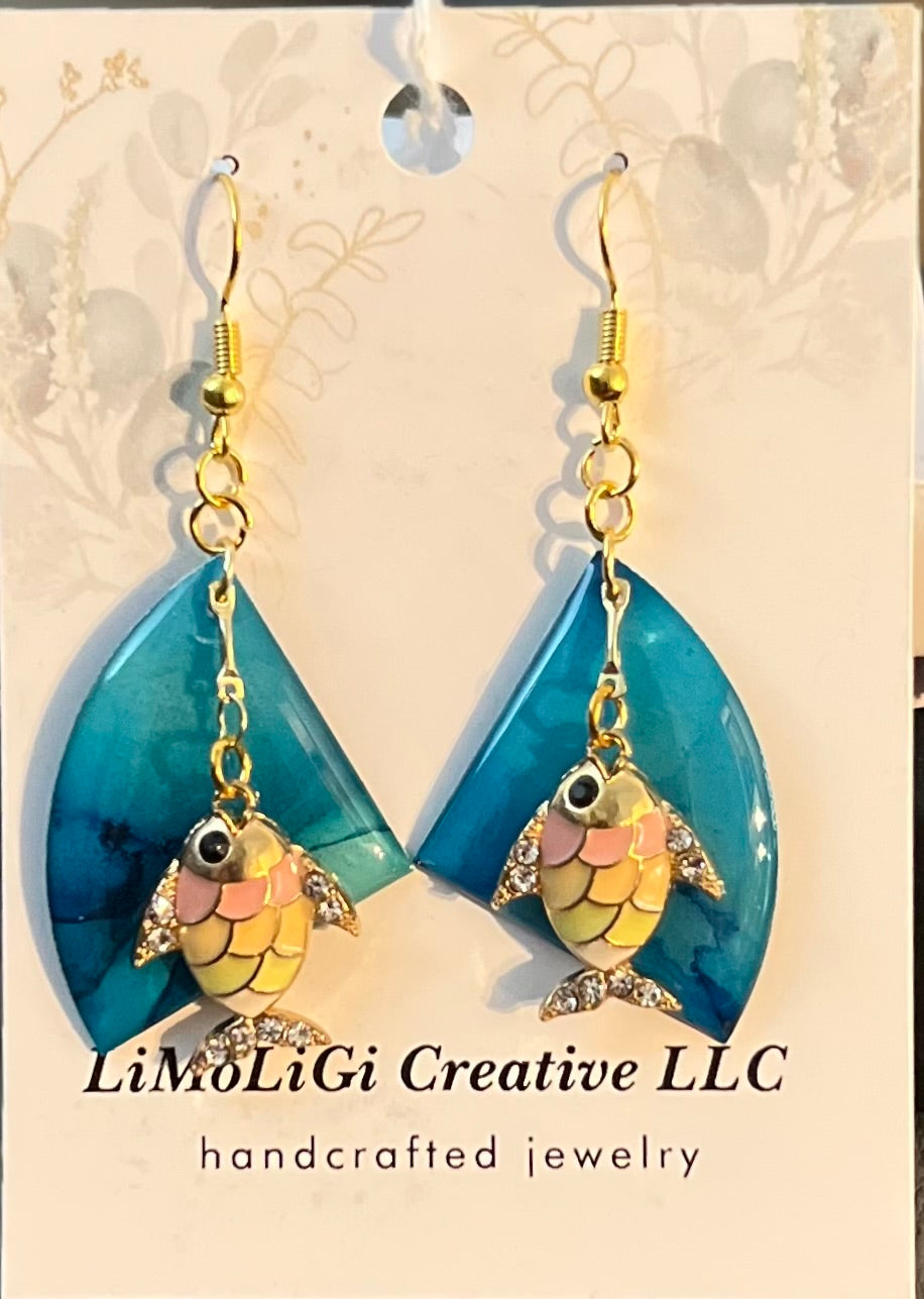 E26-032 Colorful fish on teal 1/4 circle