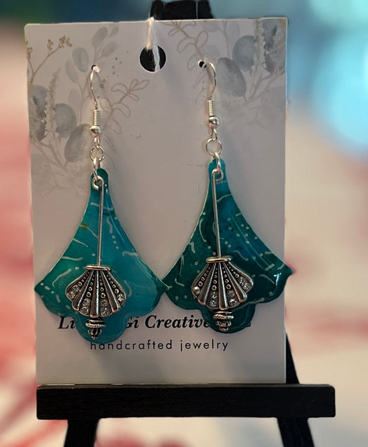 E26-003 Scalloped Shell on Teal