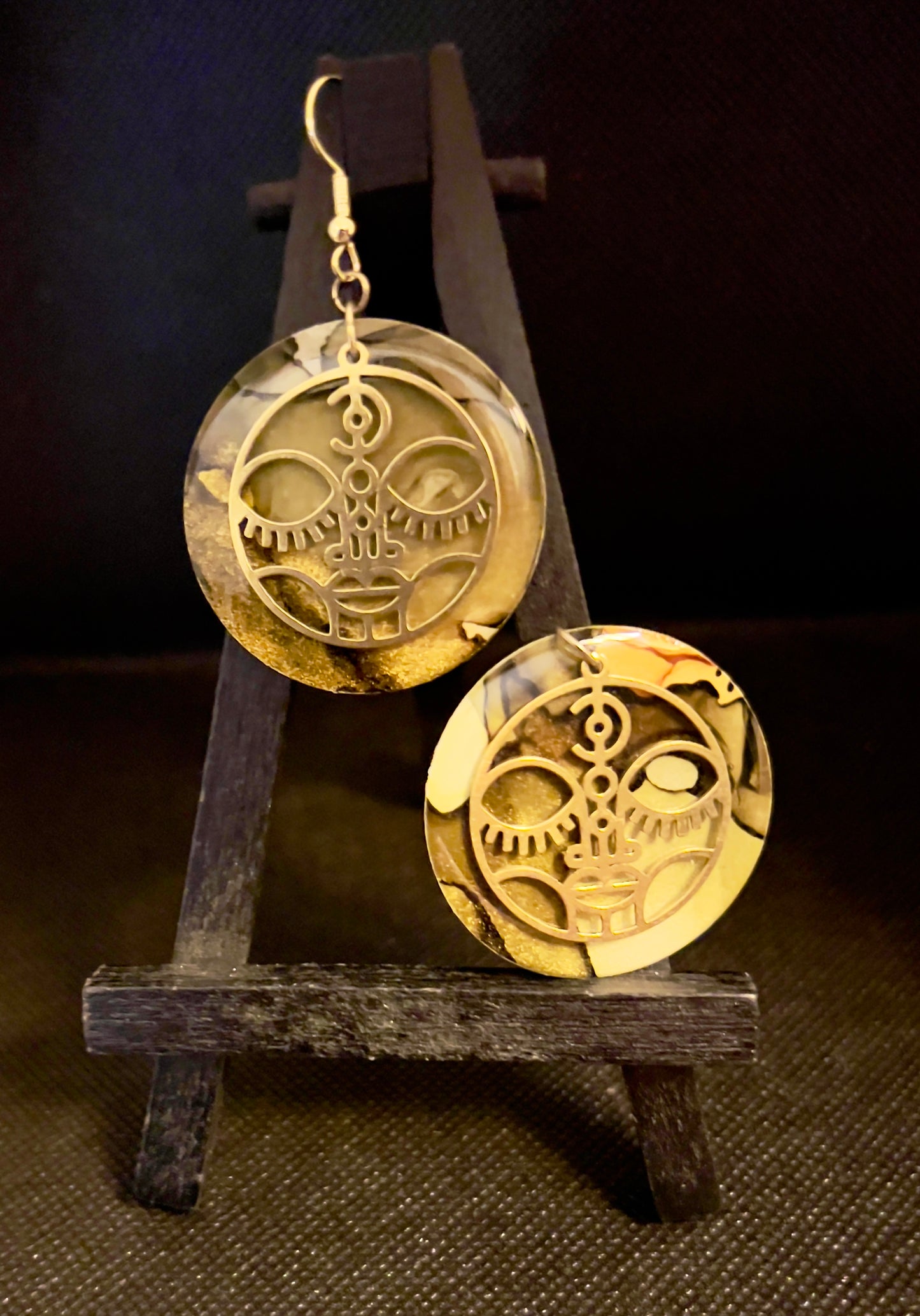 E25-006 One Eye Open Circles in Green and Gold