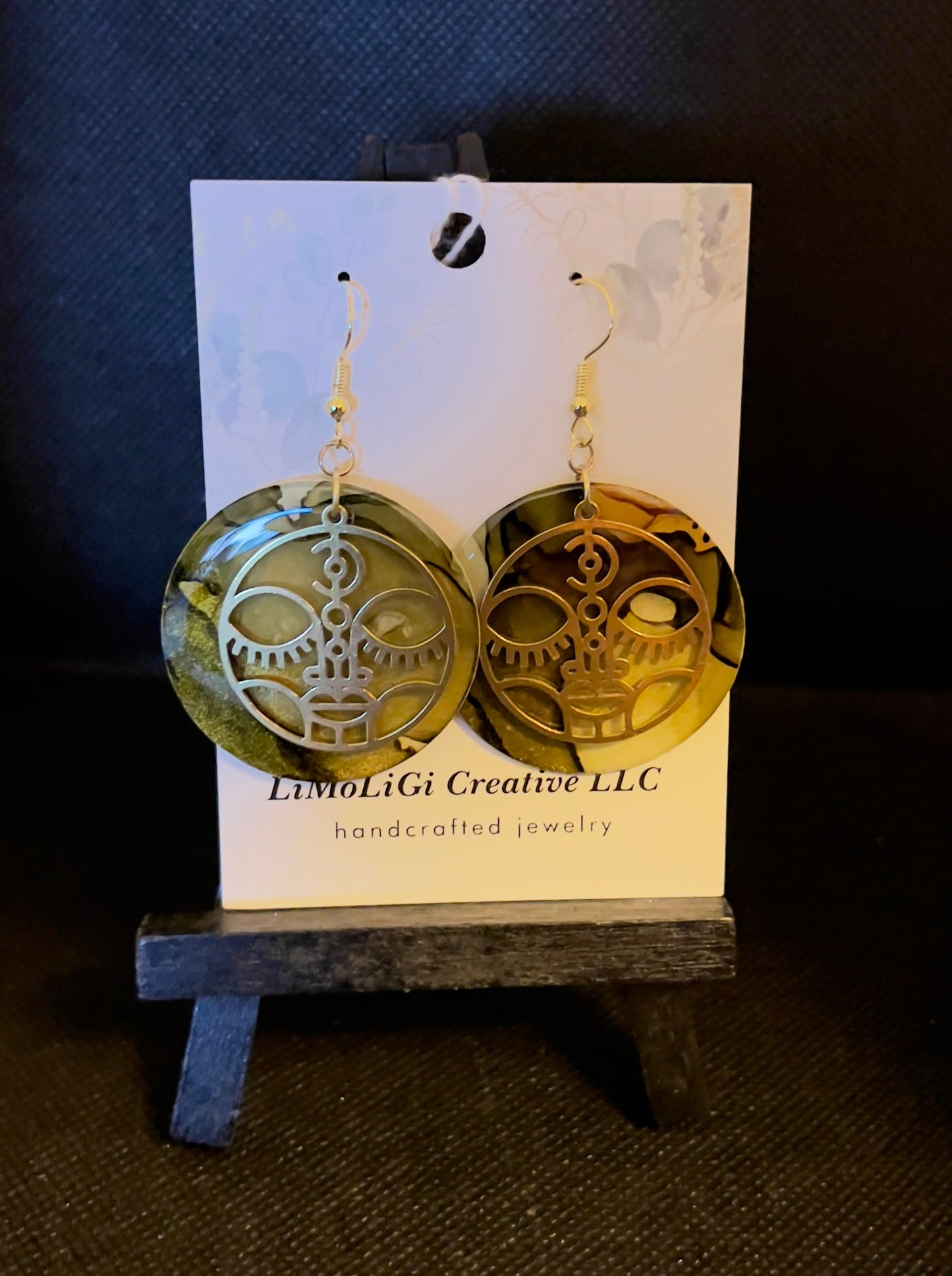 E25-006 One Eye Open Circles in Green and Gold