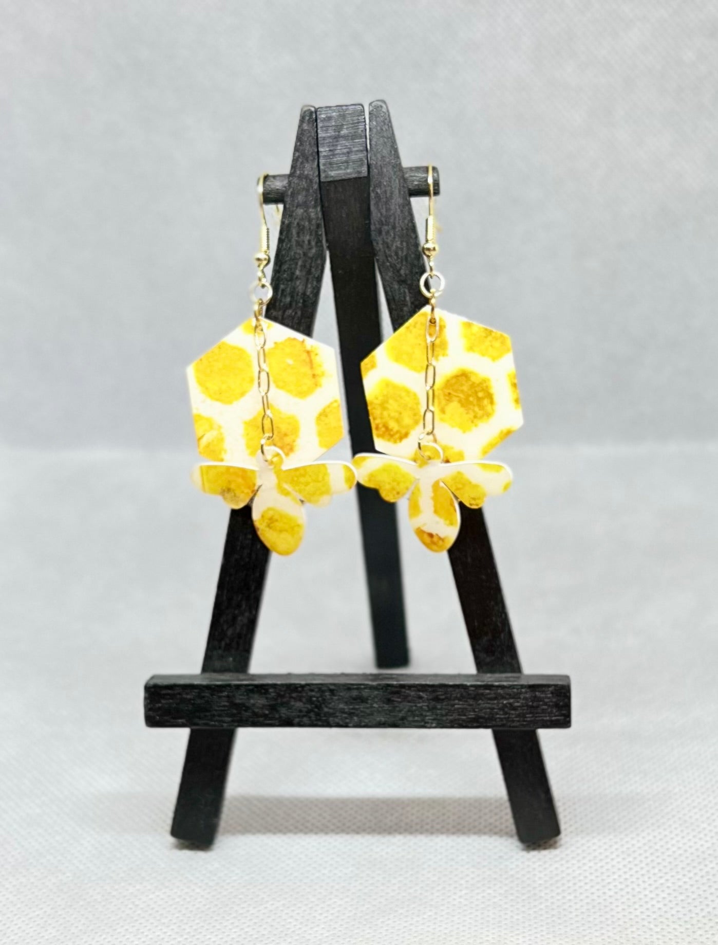 E25-017 Beehive with matching bee on gold link chain #1