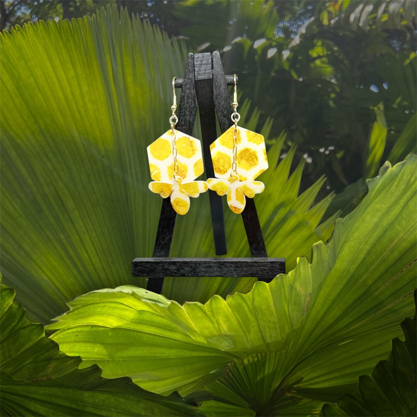 E25-017 Beehive with matching bee on gold link chain #1