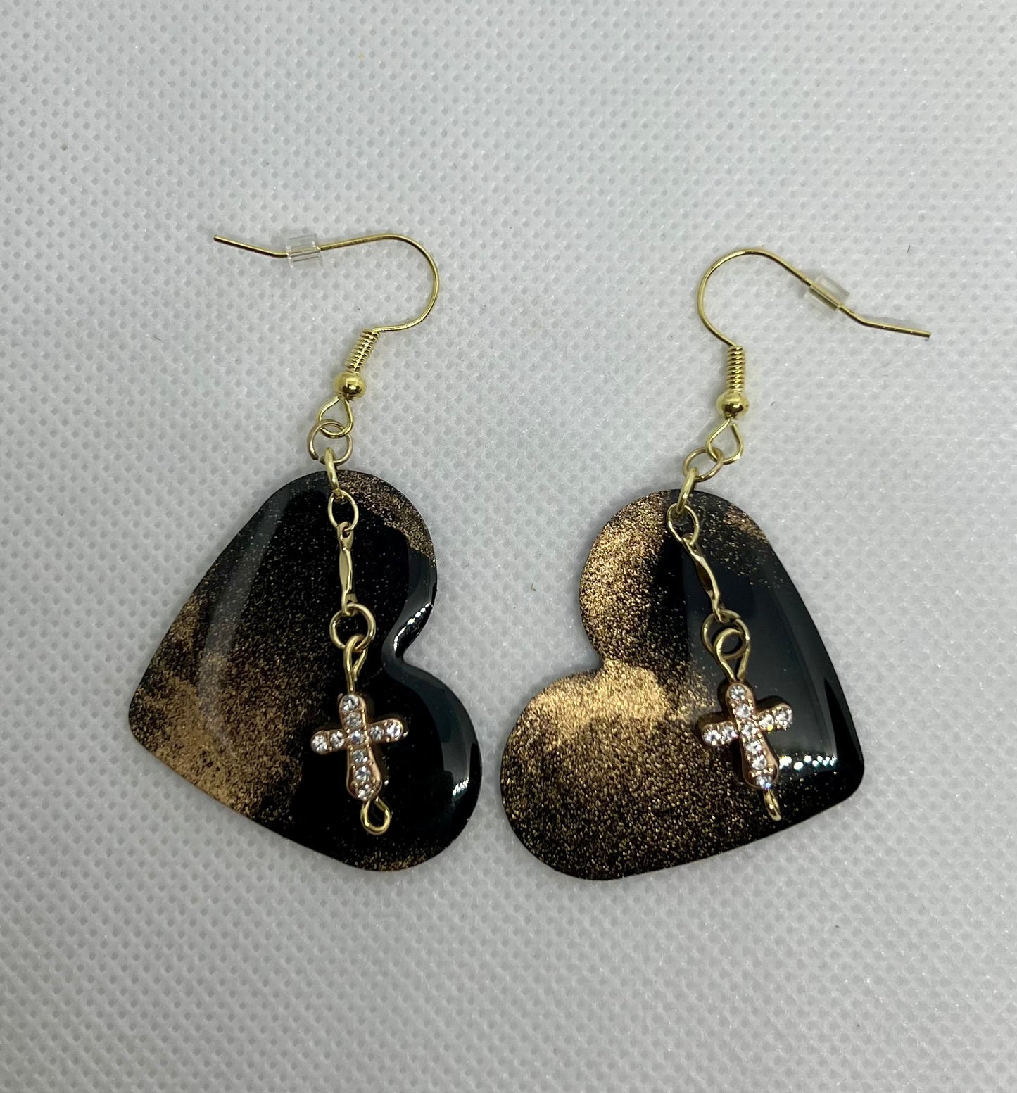 E25-055 Black and Gold Hearts with Cross on Chain