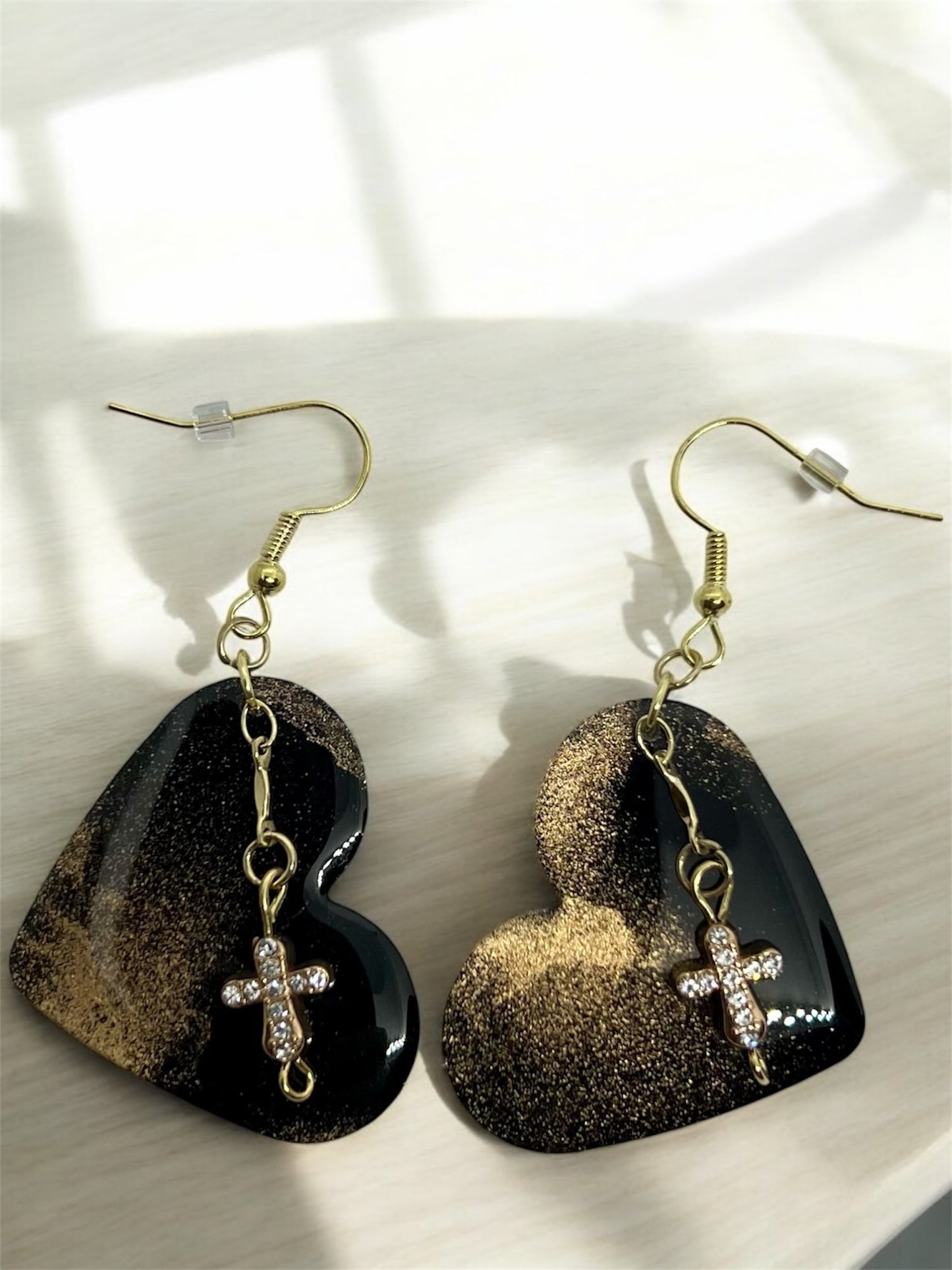 E25-055 Black and Gold Hearts with Cross on Chain